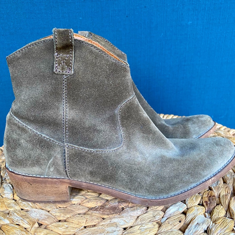 Madewell Barnwood olive green suede Western ankle boot bootie size 8